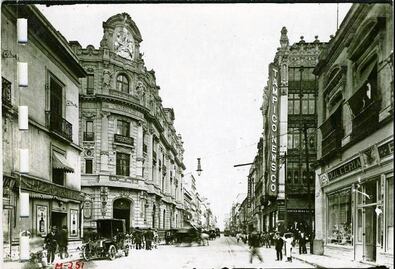 La noche insiste, la noche nos embriaga