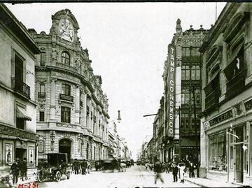 La noche insiste, la noche nos embriaga