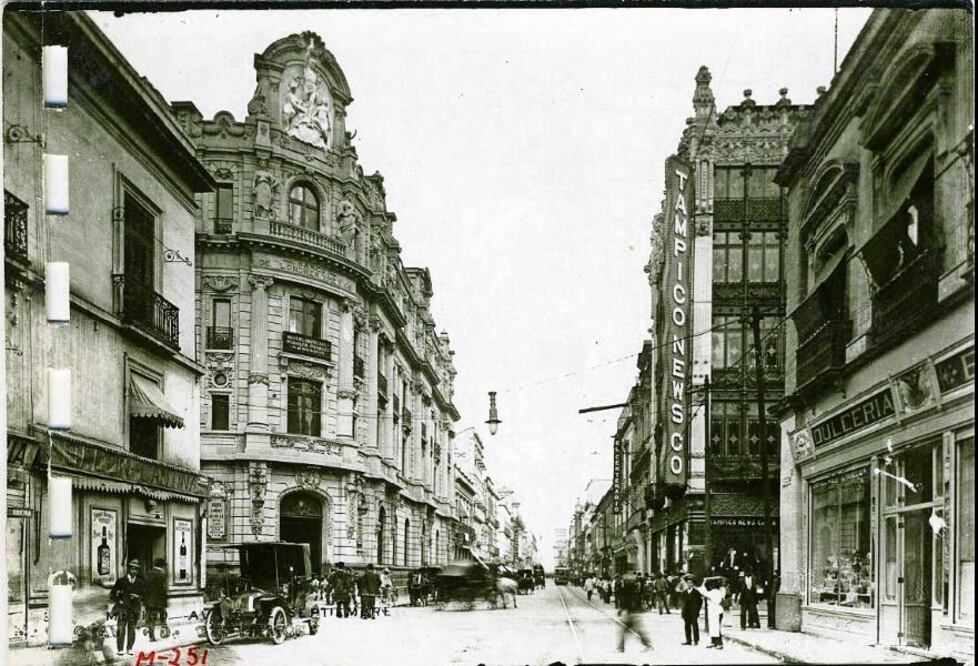 Perspectiva de la calle que ahora conocemos como 16 de Septiembre. Crédito: Mediateca INAH / Fototeca Constantino Reyes-Valerio