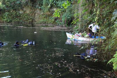 Sacan 400 kilos de basura de un cenote en Yucatán