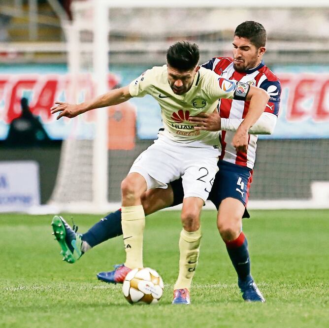 Oribe Peralta fue el que marcó la diferencia en la casa de los rojiblancos (JOEL RODRIGUEZ. EFE)
