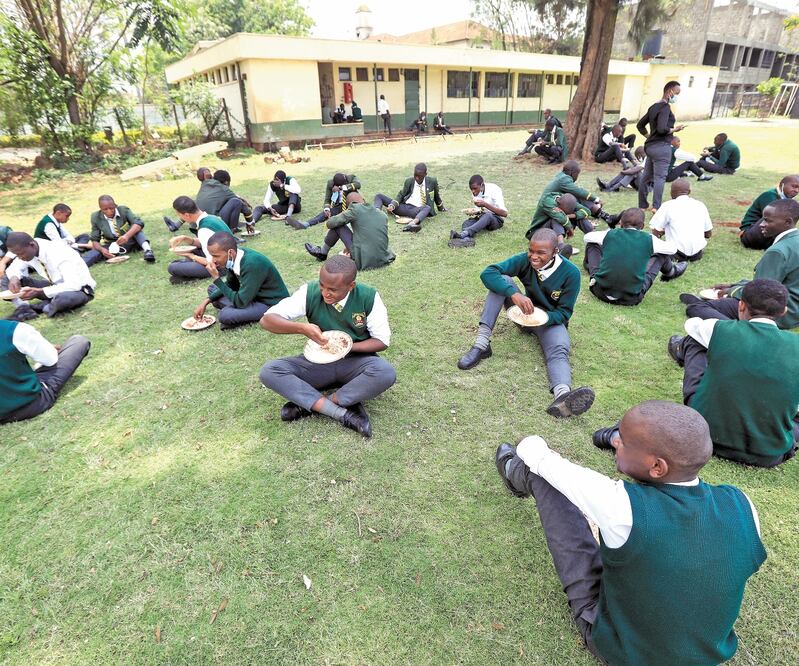 El gobierno de Kenia reabrió las escuelas para los grados 4, 8 y 12; en la imagen, los jóvenes almuerzan en un jardín escolar. Foto: Daniel Irungu. EFE