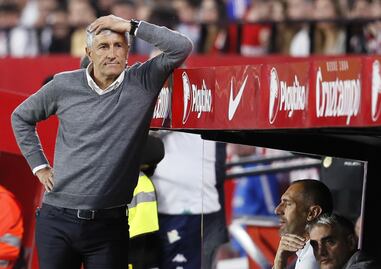 Técnico del Betis justifica ausencia de Diego Lainez 