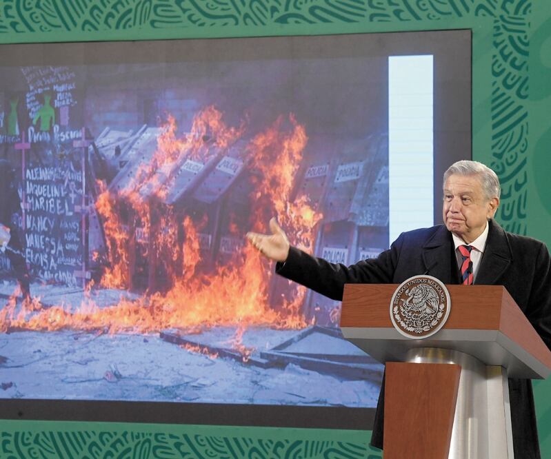El presidente Andrés Manuel López Obrador insistió en que colocar un muro con vallas metálicas en Palacio Nacional fue para detener la provocación, pues aseguró que querían quemar la puerta central. Foto: ARMANDO MARTÍNEZ. EL UNIVERSAL