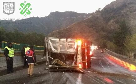 Volcadura de tráiler afecta circulación en la carretera México-Cuernavaca
