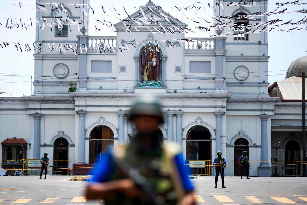 (Foto: AFP)Sri Lanka ajusta cifra de muertos: es de 253 y no de 359  Las autoridades locales informaron que al concluir las autopsias, como "varias de las víctimas estaban muy mutiladas" se produjo en algunos casos por error "un doble recuento"  Colombo E