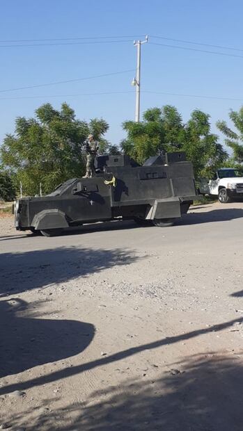 Con fusiles de asalto, así se movilizan grupos armados en Buenavista, Michoacán