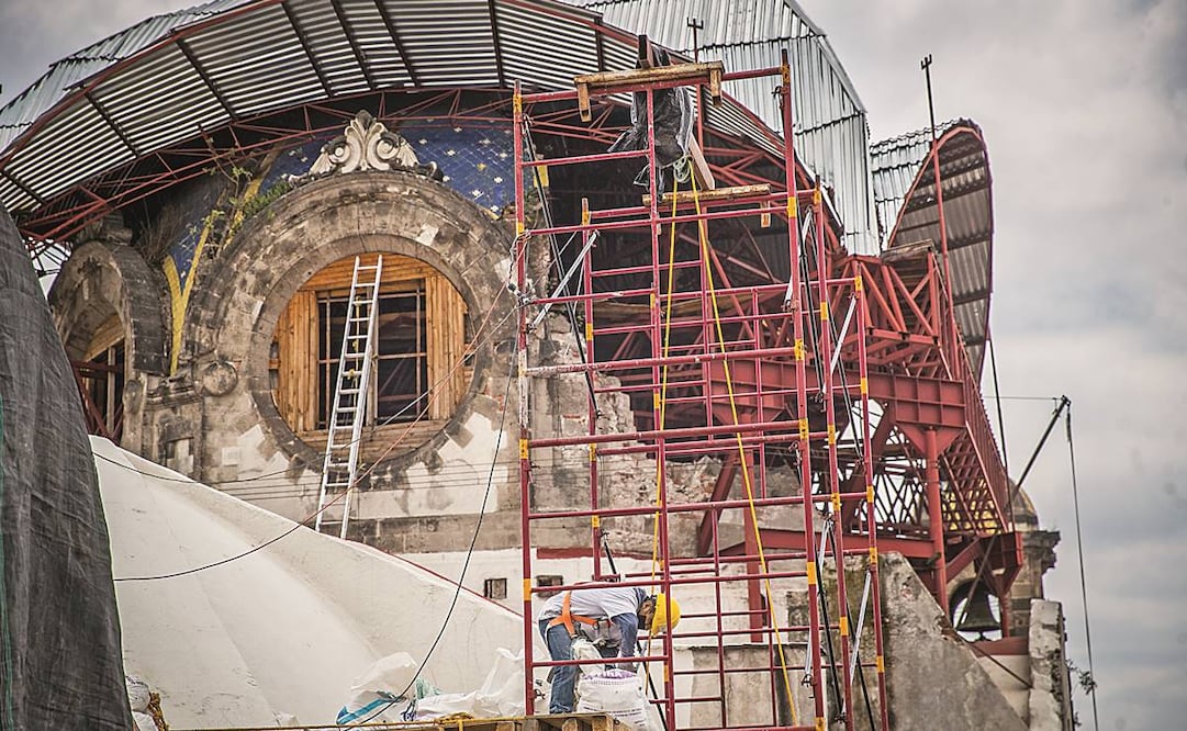 La techumbre que cubre el fragmento de la cúpula que no colapsó tras el sismo del 19S de 2017 formó parte de los trabajos de la primera etapa de rehabilitación de la parroquia de Nuestra Señora de Los Ángeles. Fotos: Germán Espinosa/ EL UNIVERSAL