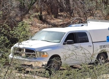Hallan dos cadáveres en costales abandonados en carretera de BCS; los cuerpos estaban en avanzado estado de descomposición