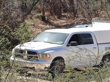 Hallan dos cadáveres en costales abandonados en carretera de BCS; los cuerpos estaban en avanzado estado de descomposición