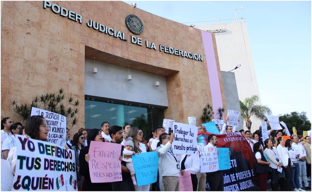 Trabajadores del Poder Judicial de Morelos se manifiestan afuera de sus instalaciones. Foto: Especial