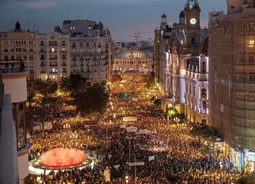 Protestan en Valencia tras inundaciones que dejaron más de 200 muertos; piden dimisión del presidente Carlos Mazón