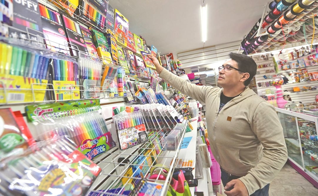 Es importante elaborar un presupuesto tomando en cuenta la lista de útiles escolares que solicite la escuela, para así tomar decisiones informadas a la hora de comprar. Foto: Jorge Alvarado / EL UNIVERSAL