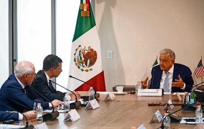 AMLO revisa “bajo protesta” regreso a Categoría 1 aérea