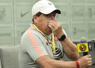 Siguen los "chistes" de Miguel Herrera con la prensa