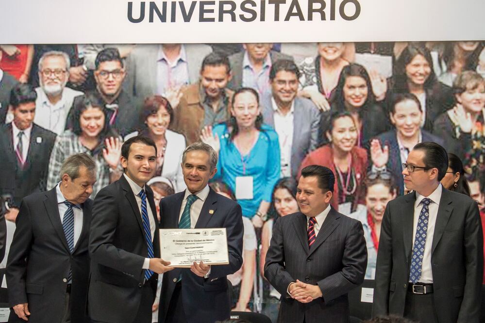 Miguel Ángel Mancera entregó reconocimientos a jóvenes por participar en el maratón Constituyente (Foto: Areli Martinez / EL UNIVERSAL)