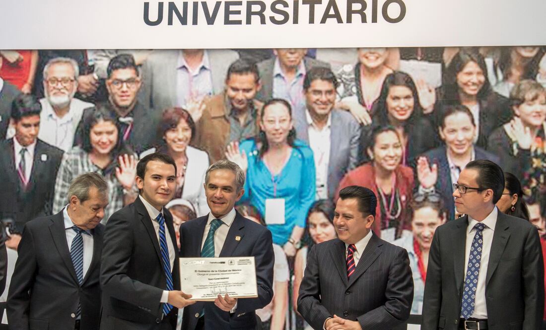Miguel Ángel Mancera entregó reconocimientos a jóvenes por participar en el maratón Constituyente (Foto: Areli Martinez / EL UNIVERSAL)