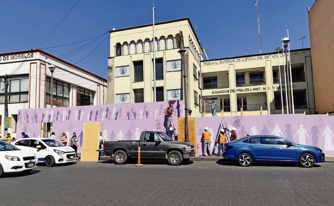 En las instalaciones del Tribunal Superior de Justicia de Morelos (TSJ) fueron colocadas tablas para evitar posibles daños durante la marcha. Foto: Justino Miranda / EL UNIVERSAL