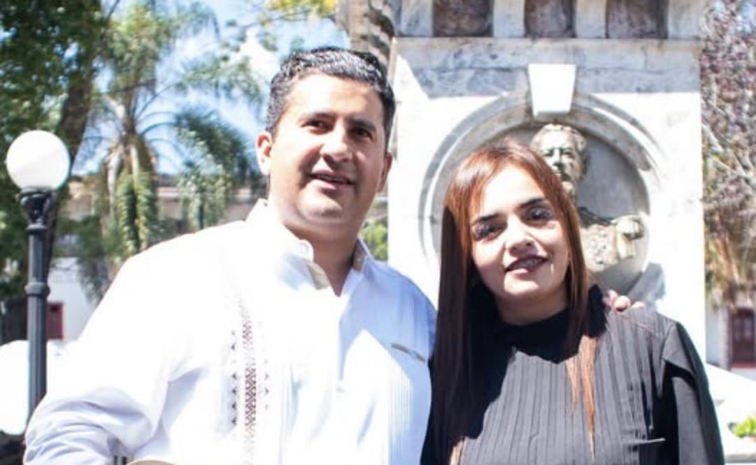 Grecia Quiroz compartió una imagen junto a Carlos Manzo, asesinado en noviembre del 2025, y su hijo pequeño. Foto: Tomada de sus redes sociales.