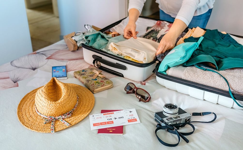Revisar la maleta antes de salir de viaje, permite unas vacaciones sin preocupaciones. Foto: iStock