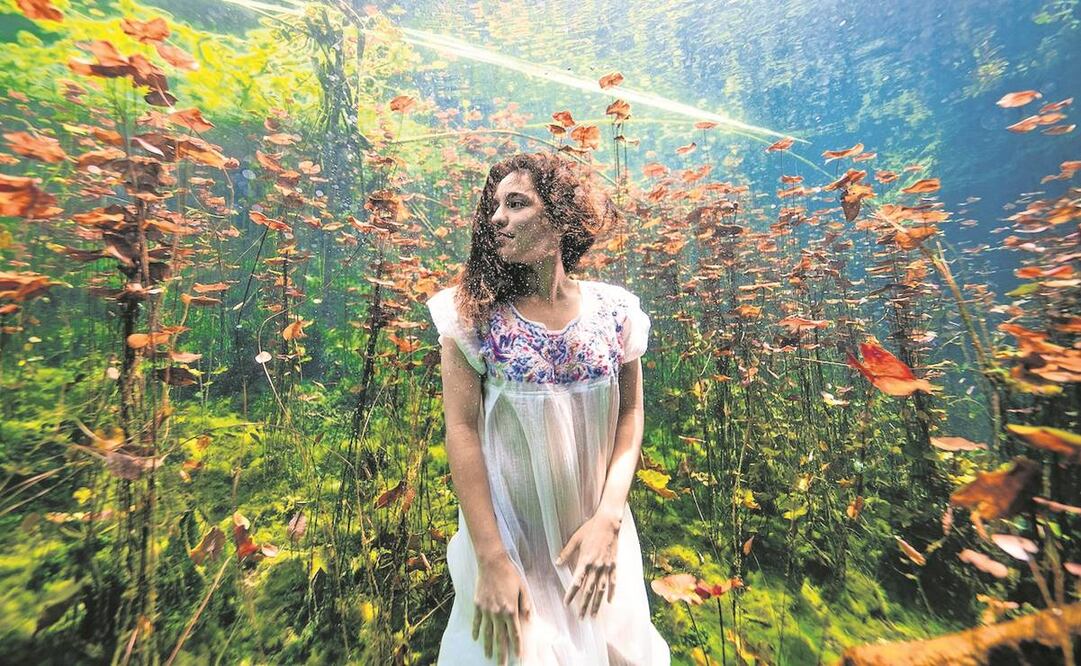 Camila Jaber, también apneísta, en el video Yo soy cenote, realizado con el fotógrafo Daan Verhoeven y el compositor Iván Rodríguez Expósito. La pieza ganó el concurso #CreateCOP26. Foto: Daan Verhoeven.