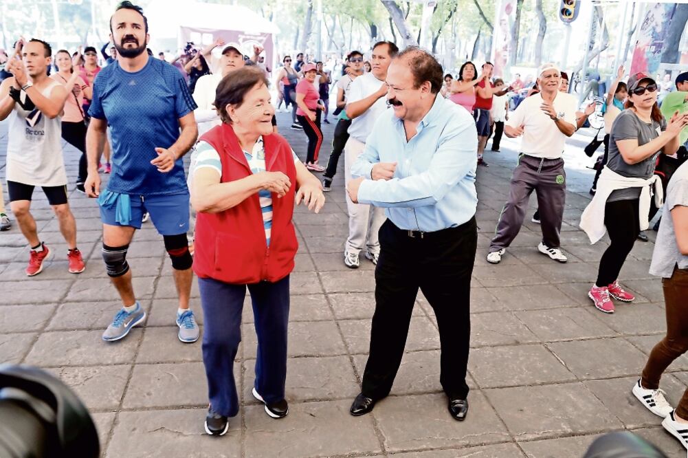 El titular de la Secretaría de Salud, Armando Ahued, insistió en que es necesario cambiar la rutina de los capitalinos; comer saludable y realizar alguna rutina de ejercicio. (BERENICE FREGOSO. EL UNIVERSAL)