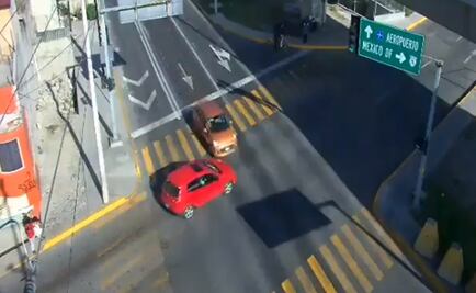 Captan en video choque entre dos autos en San Mateo Atenco