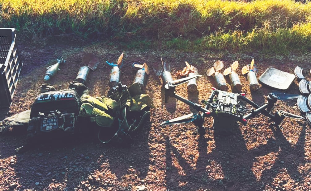La Sedena aseguró en el operativo artefactos explosivos improvisados, un dron y equipo táctico. Foto: Especial