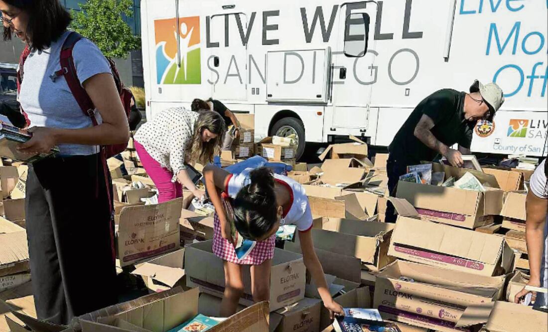 Desde el viernes pasado, profesores, promotores de lectura y periodistas alertaron en redes sociales sobre miles de libros del FCE en el estacionamiento del departamento del Sheriff del Condado de San Diego, EU. Foto: María Dolores Bolívar