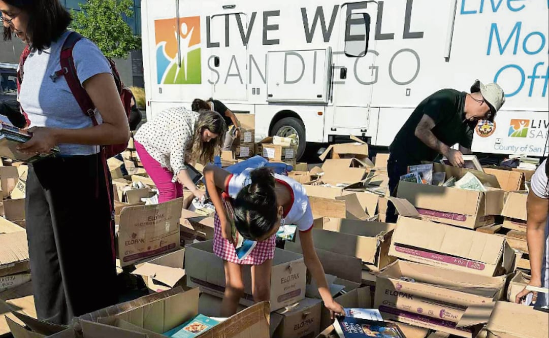 Desde el viernes pasado, profesores, promotores de lectura y periodistas alertaron en redes sociales sobre miles de libros del FCE en el estacionamiento del departamento del Sheriff del Condado de San Diego, EU. Foto: María Dolores Bolívar
