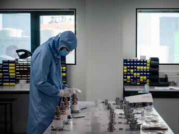 OMS no descarta que virus del Covid se originara por una fuga en un laboratorio; "todas las hipótesis siguen sobre la mesa"