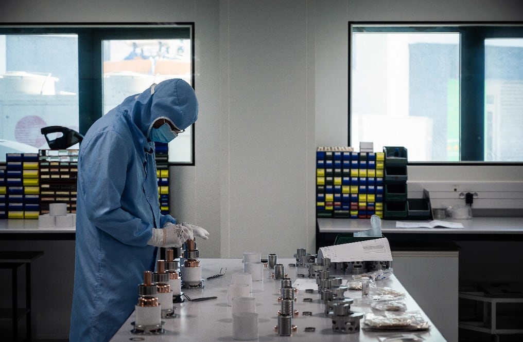 "Todas las (cuatro) hipótesis se mantienen sobre la mesa, incluida una tranmisión zoonótica (de animales al hombre) o una fuga de laboratorio", indicó el jefe de la OMS, en rueda de prensa. Foto: Archivo / AFP