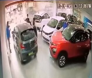 Conductor estrena su auto y lo deja caer desde el primer piso de la agencia