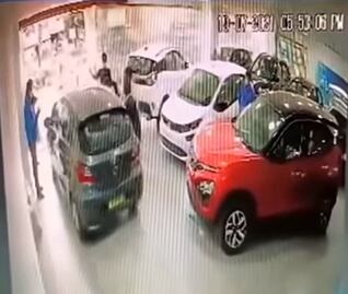 Conductor estrena su auto y lo deja caer desde el primer piso de la agencia