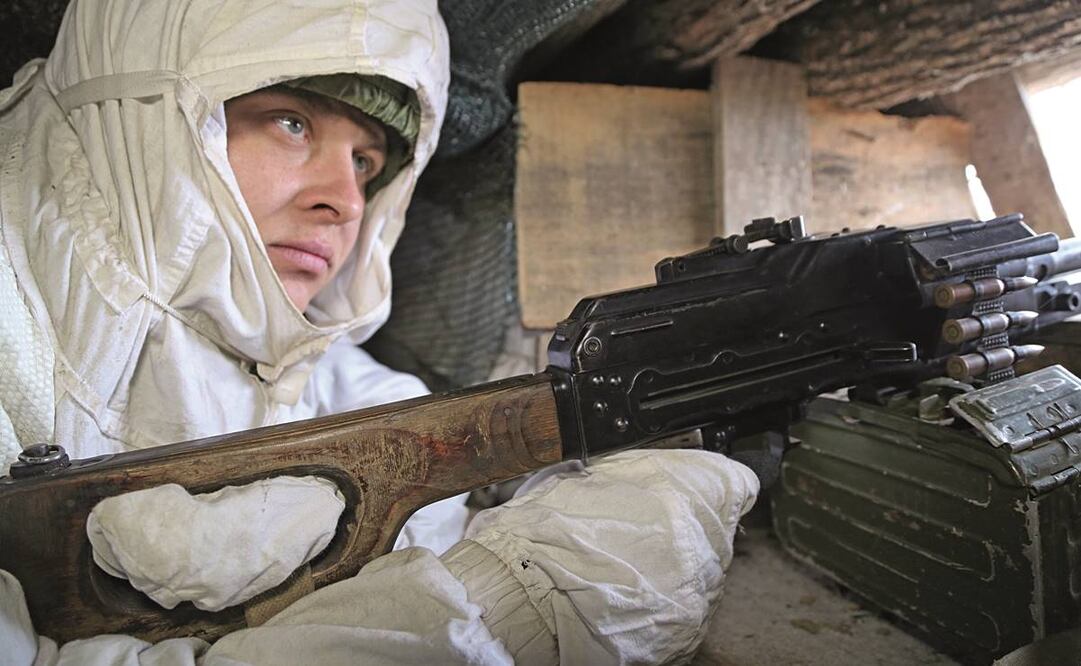 Militares, en una trinchera en la línea de separación cerca de la aldea de Yasne, al suroeste de Donetsk, controlada por separatistas respaldados por Rusia. Foto: Alexei Alexandrov/ AP.