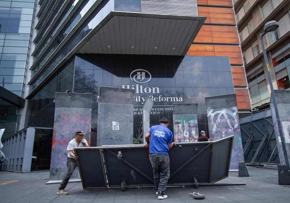 Instalan vallas metálicas y tablas de madera en paseo de la reforma y avenida Juárez por 8M. Foto: SANTIAGO REYES /EL UNIVERSAL