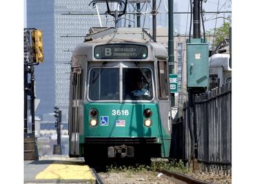Choque de dos trenes deja al menos 23 heridos en Boston, EU