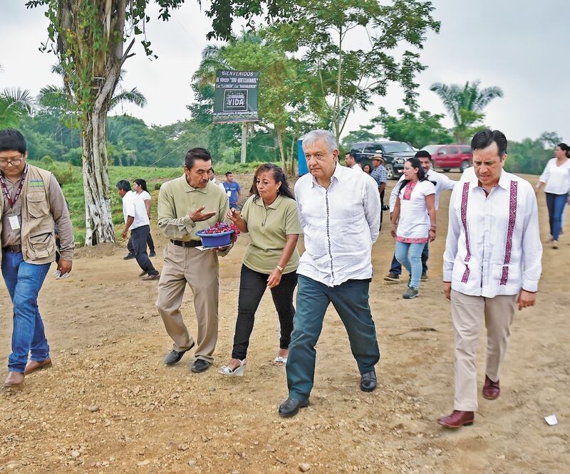 El presidente Andrés Manuel López Obrador, durante su visita a Hidalgotitlán, Veracruz, destacó que el Programa Sembrando Vida busca fortalecer las actividades del campo y reducir la migración. Foto: PRESIDENCIA