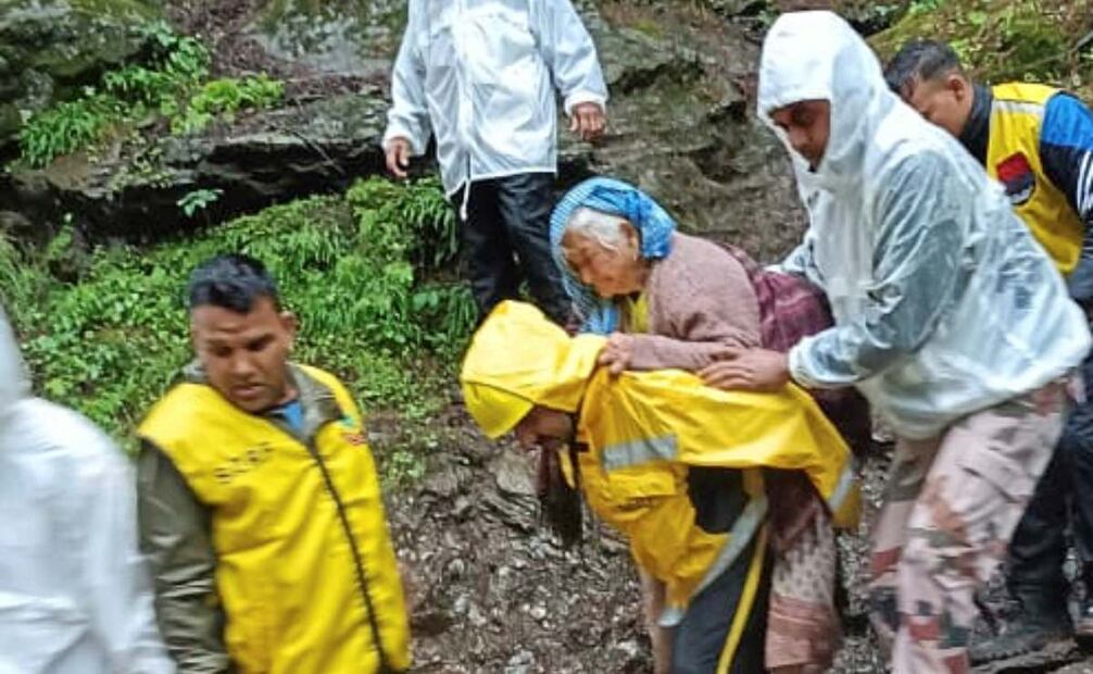 Soldados de la Fuerza Fronteriza Indo-Tibetana rescatan a una anciana víctima de una inundación repentina que arrasó con numerosas casas en Dharali, una aldea montañosa del Himalaya en el distrito de Uttarkashi, estado indio de Uttarakhand, el martes 5 de agosto de 2025. Foto: AP