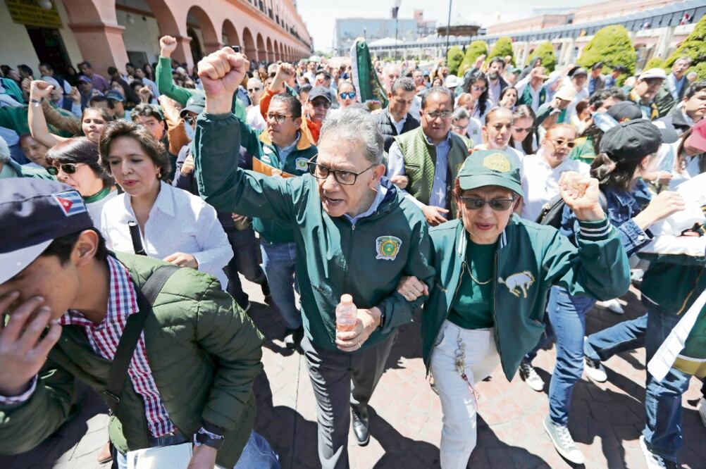 Movilización. El rector Alfredo Barrera Baca encabezó una manifestación con la comunidad académica y alumnos de diversas facultades. Foto: JORGE ALVARADO. EL UNIVERSAL