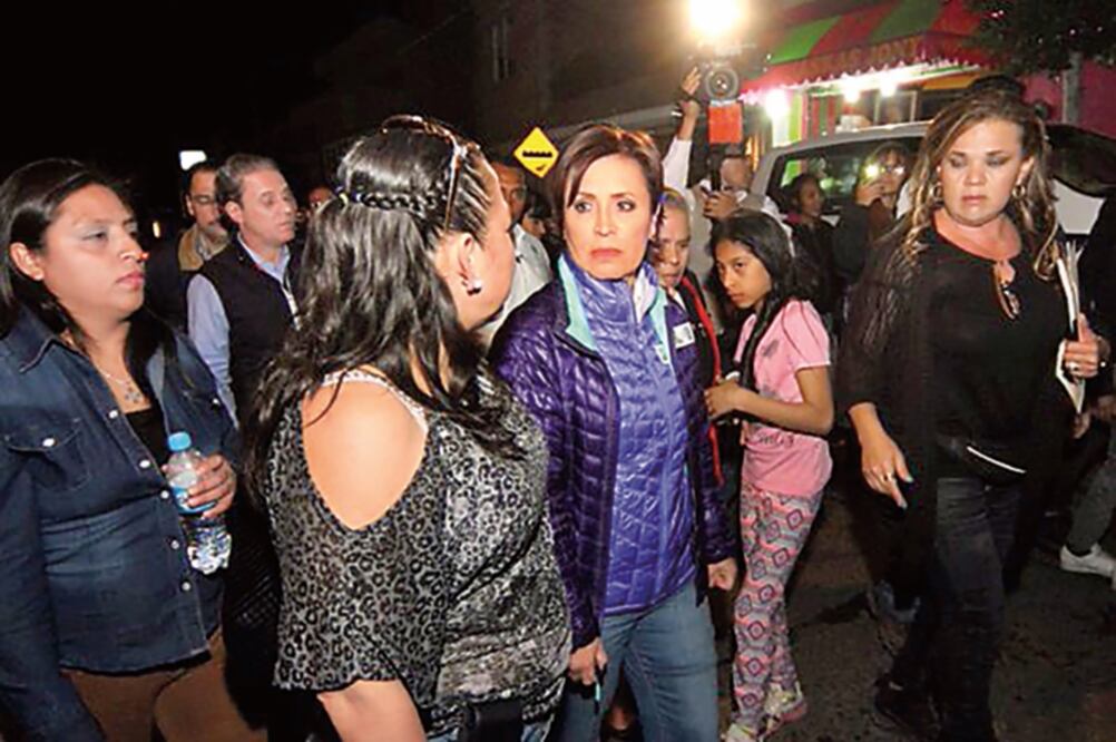 secretaria recorrió lotes baldíos donde las personas temen pasar de noche por la drogadicción, los robos y otros delitos que se han denunciado (TOMADA DE LA CUENTA DE TWITTER @ROSARIO_ROBLES)