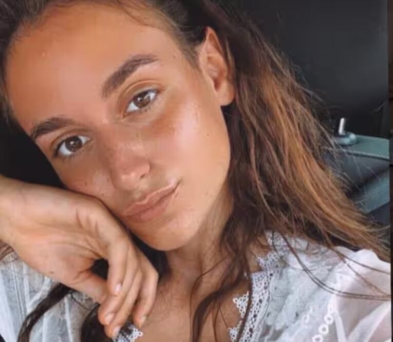 La joven azafata italiana Ilaria De Rosa no tiene antecedentes penales y su familia no puede explicar su detención en Arabia Saudita. Foto: Especial