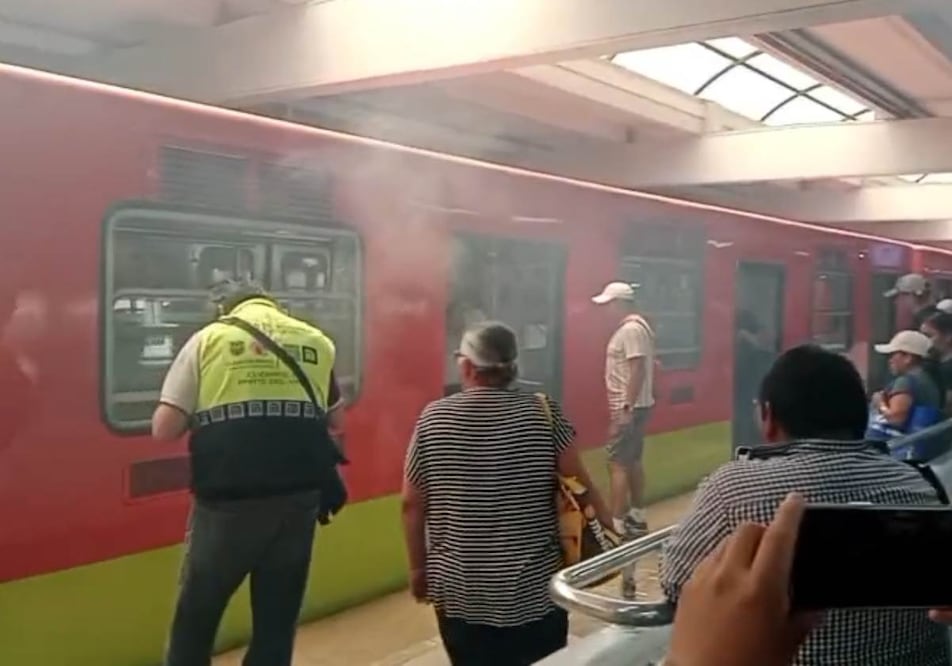La tarde de este sábado, se registró humo en la estación Indios Verdes del Metro. Foto: Especial