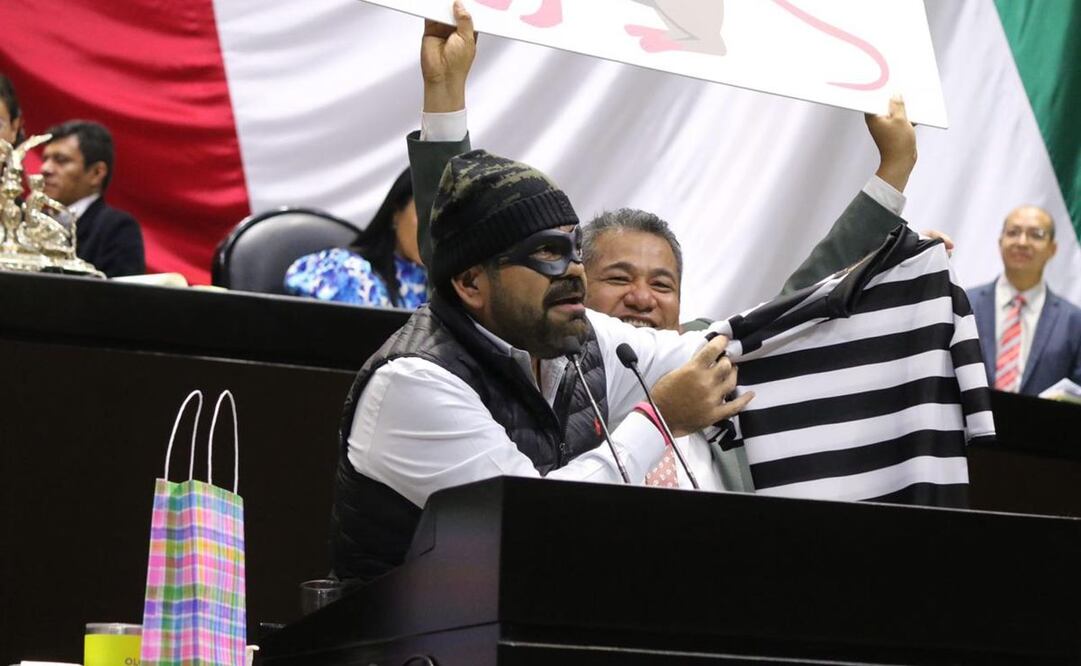 Diputado Francisco Javier Huacus Esquivel del PRD se burla de legisladores oficialistas. Foto: Especial