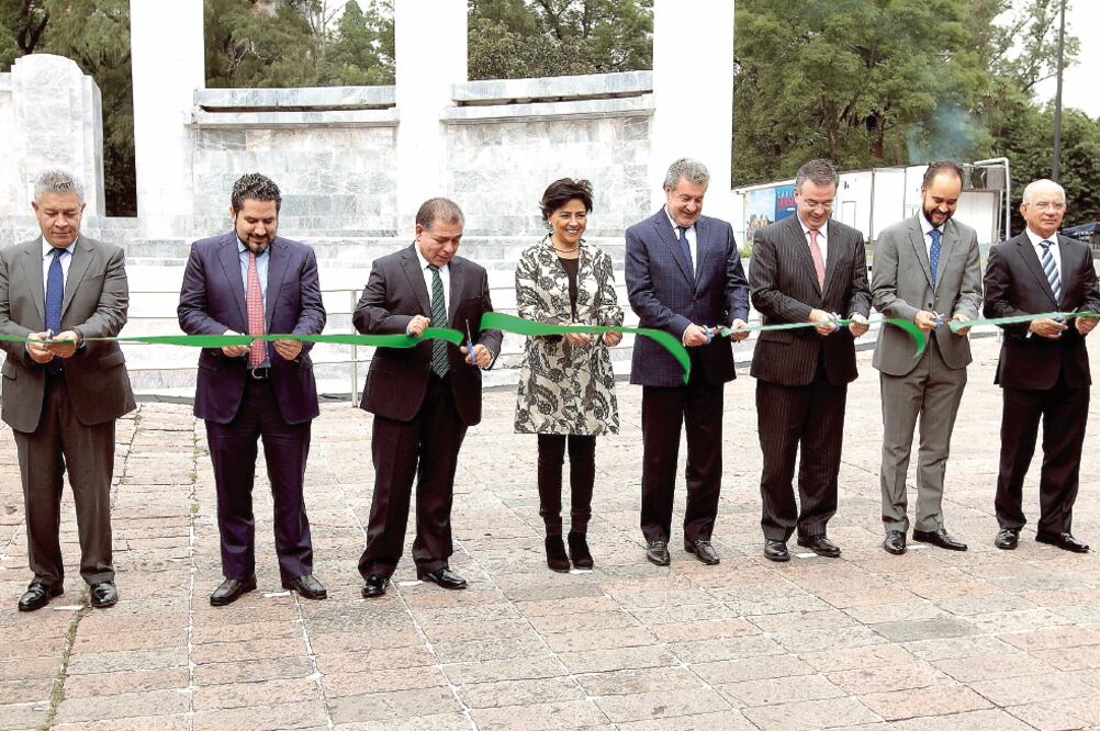 Mario Di Costanzo (Condusef), Irene Espinosa (Tesorería de la Federación), Marcos Martínez (ABM), Alejandro Díaz de León (Banxico) y Carlos Ramírez (Consar) en la inauguración de la décima Semana Nacional de Educación Financiera (BERNARDO M. NOTIMEX)