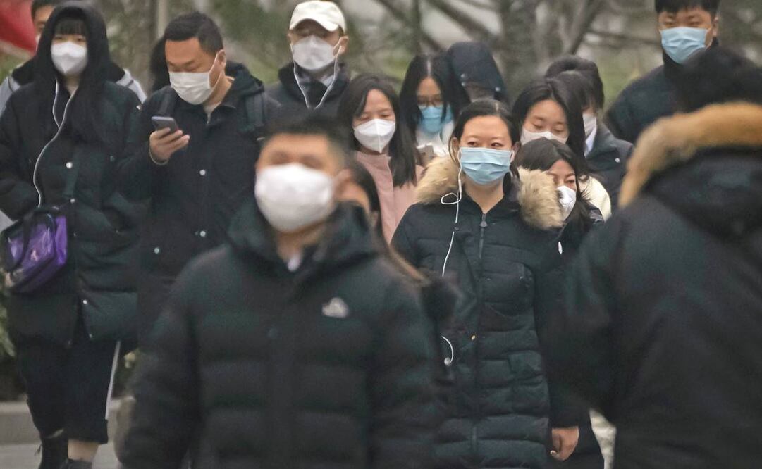 Ciudadanos chinos en una calle en el distrito central de negocios de Beijing. Foto: Mark Schiefelbein. AP