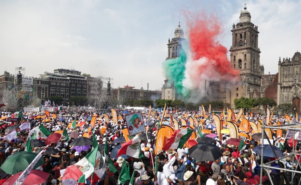 Pirotecnia tricolor frente a la Catedral en el Zócalo capitalino al final del festejo a 7 años de la 4T en México (06/12/2025). Foto: Carlos Mejía / EL UNIVERSAL