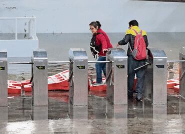 Improvisan puente en Pantitlán