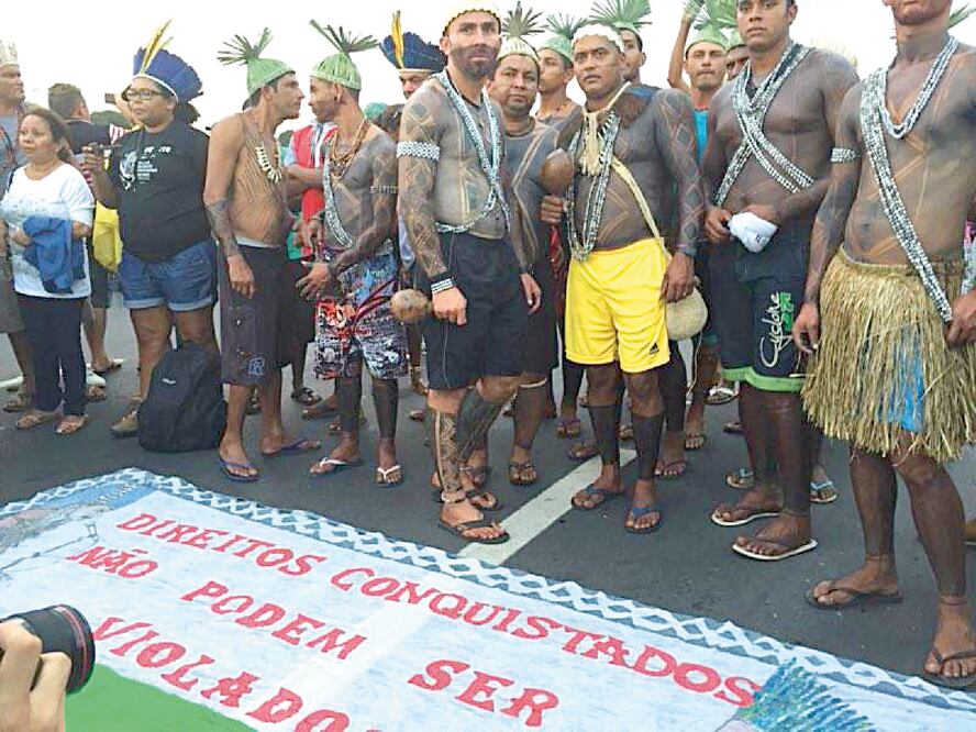 Indígenas brasileños se manifestaron ayer en Brasilia contra del juicio político a la presidenta Dilma Rousseff (JAVIER SINAY. ENVIADO)