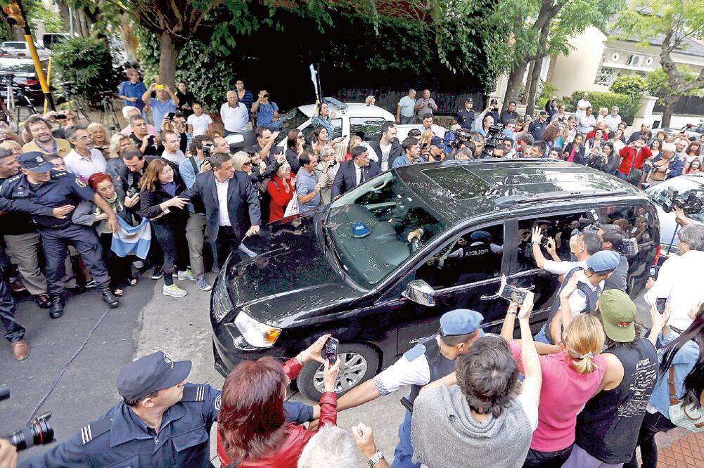 El presidente electo de Argentina, Mauricio Macri, a su llegada, ayer, para la reunión con la mandataria saliente, Cristina Fernández de Kirchner, en la residencia Los Olivos, en Buenos Aires (ENRIQUE MARCARIAN. REUTERS)